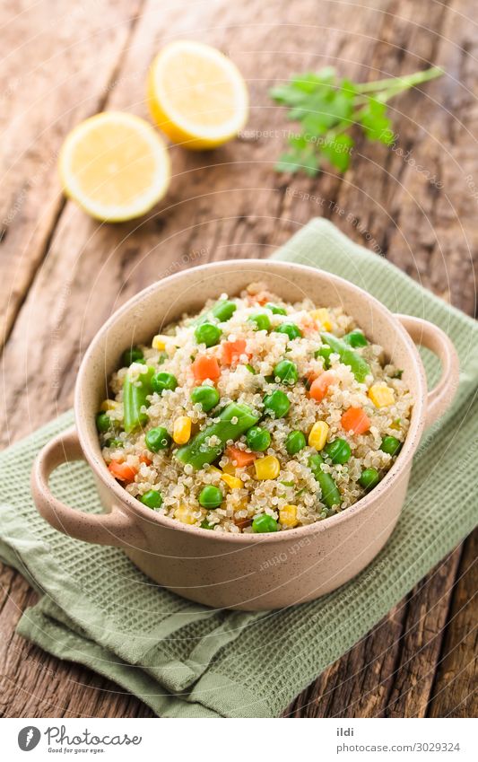 Quinoa mit Gemüse Vegetarische Ernährung frisch Lebensmittel Korn Müsli Möhre Erbsen Bohnen Mais Petersilie Speise Mahlzeit Salatbeilage Beilage Begleitung