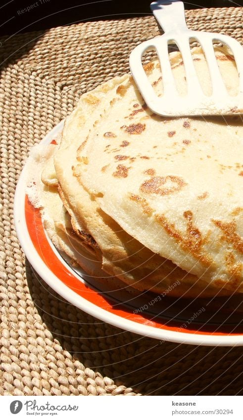 pfannkuchen...hmmm Pfannkuchen süß Physik Besteck Teller Tisch Hochformat Licht Ernährung Wärme Appetit & Hunger http://www.keasone.de