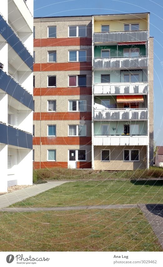 Platte Haus Baustelle Architektur Gras Menschenleer Hochhaus Platz Fassade Balkon Beton alt authentisch blau weiß einzigartig Plattenbau Stadt Farbfoto