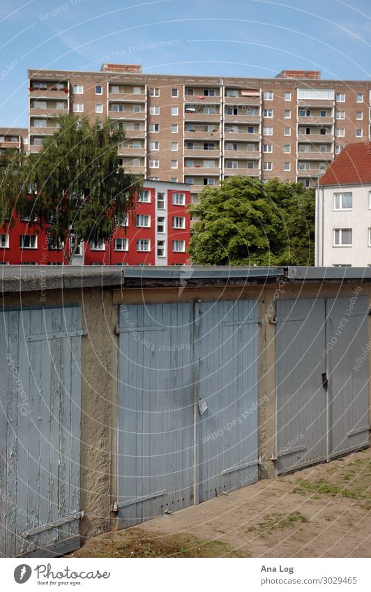 Ebenen Stadtrand Menschenleer Gebäude Architektur Mauer Wand Fassade Fenster Tür Beton Holz rot Stimmung Garage Plattenbau Neubrandenburg Staffelung Farbfoto