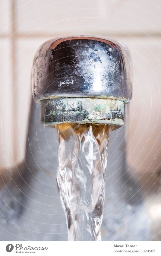 Detail des Wasserhahns mit stark fließendem Wasser Reichtum sparen Bad Metall Stahl Tropfen glänzend frisch nass Sauberkeit viele weiß Reinheit mehrere Chrom