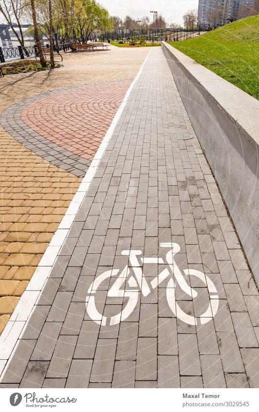 Weißes Fahrradwegschild Ferien & Urlaub & Reisen Sport Fahrradfahren Park Stadt Verkehr Straße Wege & Pfade Fahrzeug Linie grau weiß Sicherheit Kiew Natalka