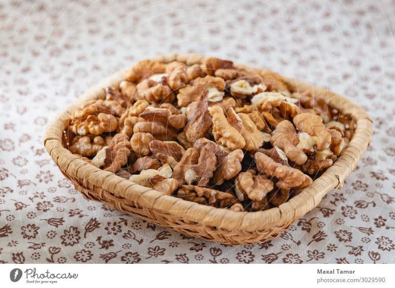 Frische geschälte Walnüsse in einem Rattankorb Frucht Dessert Ernährung Essen Frühstück Vegetarische Ernährung Diät Tisch Natur Blume Holz frisch lecker