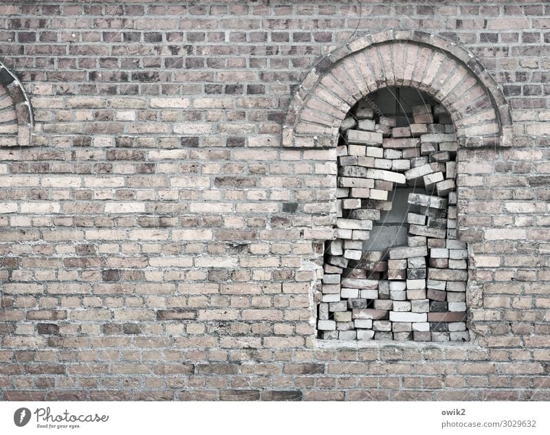 Spart Glas Haus Mauer Wand Fassade Fenster alt fest historisch viele verrückt sparsam Problemlösung skurril Fensterbogen Backstein Backsteinfassade