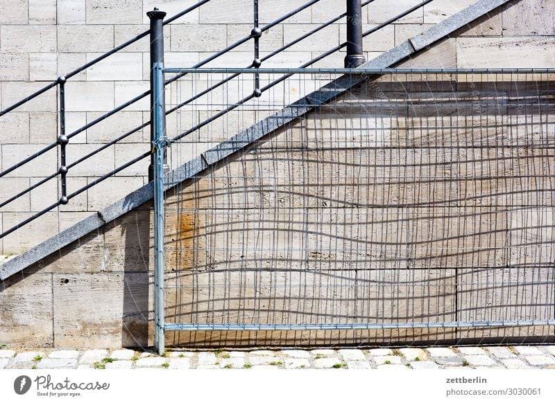 Zaun Berlin Treppe Mauer Wand Anlegestelle kaimauer Kanal Spree Spreebogen Geländer Treppengeländer Drahtzaun Metallzaun Barriere Grenze Licht Schatten