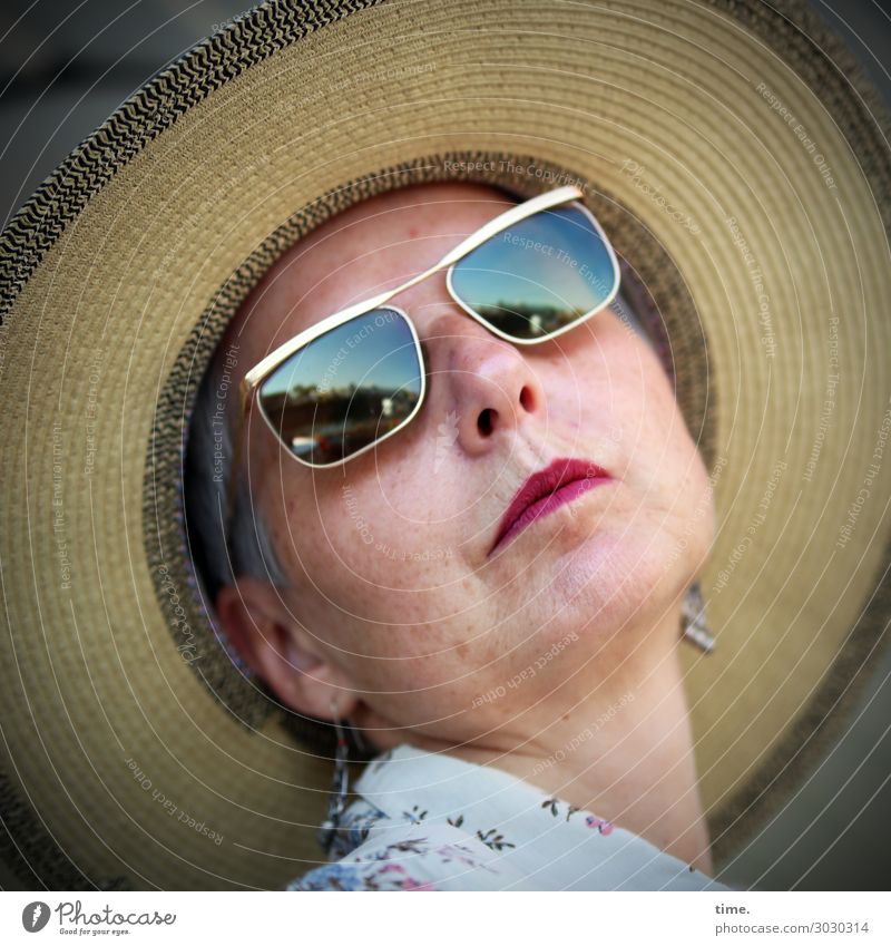 Ascot Style Contest Schminke Lippenstift feminin Frau Erwachsene 1 Mensch Hemd Schmuck Sonnenbrille Hut grauhaarig beobachten Blick Ehre selbstbewußt Coolness