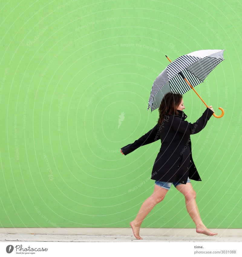 AST 10 | Mit Schirm und Charme (Melone war aus) feminin Frau Erwachsene Mensch Bühne Schauspieler Mauer Wand Hose Mantel Regenschirm Barfuß brünett langhaarig