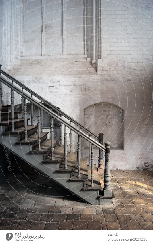 Stein, Holz und Licht Kirche Dom Mauer Wand Treppe Fenster Treppengeländer alt historisch Backstein Backsteingotik Kostbarkeit Sehenswürdigkeit Jüterbog