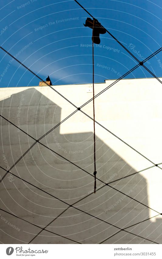 Schuhe, hängend Altbau Brandmauer Fassade Froschperspektive Haus Himmel Himmel (Jenseits) Blauer Himmel himmelblau hinten Hinterhof Hof Innenhof Stadtzentrum