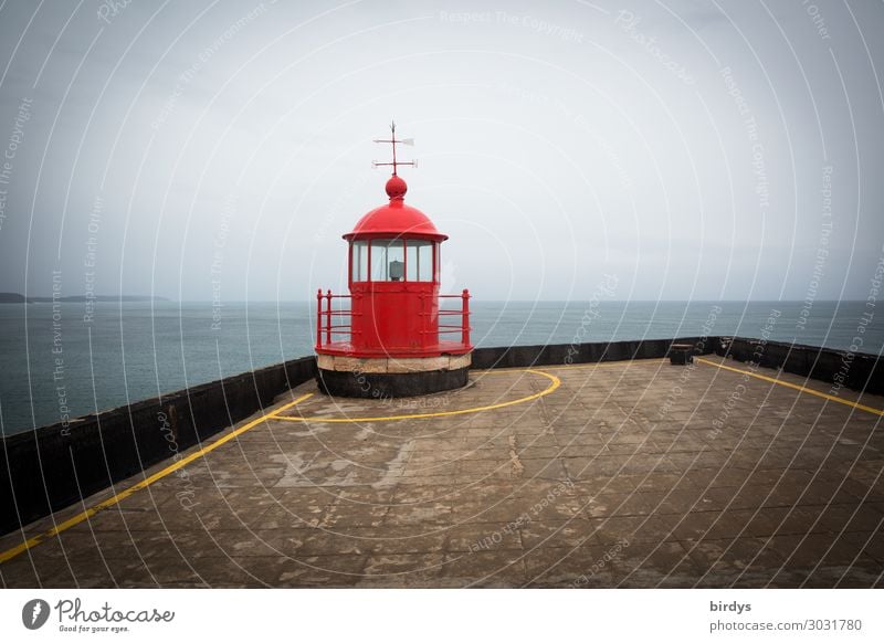 Leuchtturm von Nazare/Portugal Horizont schlechtes Wetter Meer Atlantik Flachdach Schifffahrt Linie leuchten authentisch historisch maritim gelb grau rot