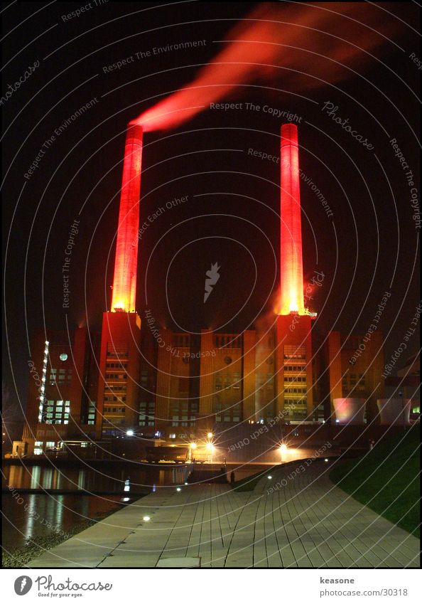 das werk Wolfsburg Fabrik Licht Lampe rot Langzeitbelichtung Kunstwerk Unternehmen Rauch Wasser www.keasone.de