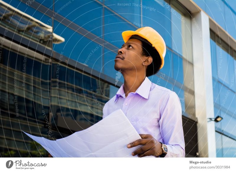 professioneller Architekt im Helm, der weg schaut. Arbeit & Erwerbstätigkeit Beruf Handwerker Büro Industrie Business Mensch Mann Erwachsene Gebäude Architektur