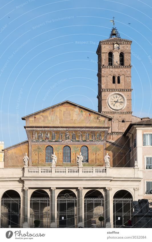 Chiesa 4 Kirche Religion & Glaube Romanik Italien Trastevere Kirchturm Kirchturmuhr Fresken Christentum Katholizismus Basilika Sehenswürdigkeit Farbfoto