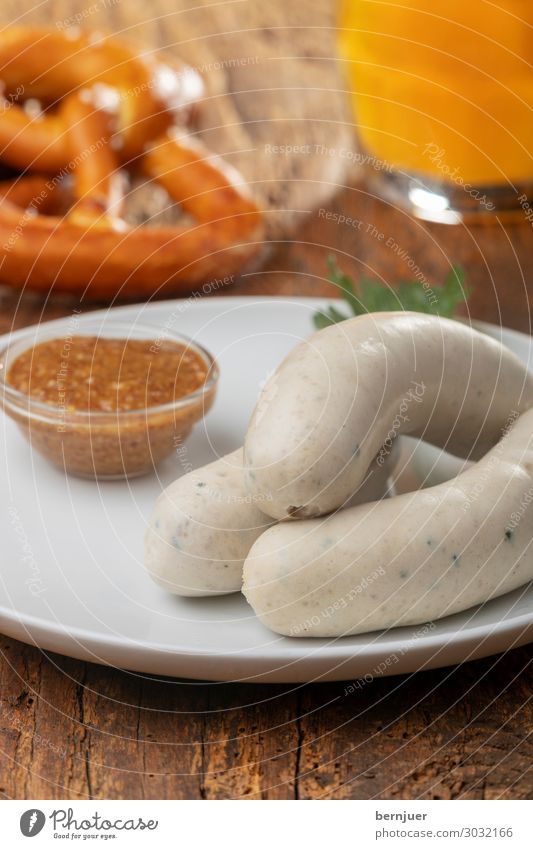 bayerische Weißwürste Wurstwaren Frühstück Mittagessen Getränk Alkohol Bier Teller Oktoberfest Holz frisch weiß Tradition Weißwurst Petersilie Würstchen