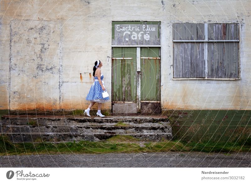 Geschlossene Veranstaltung Frau jung ausgehen Vintage lokal Location geschlossen Gastronomie Dirndl Kleid Treppe Tür Fenster vernagelt zu Wand abgelebt