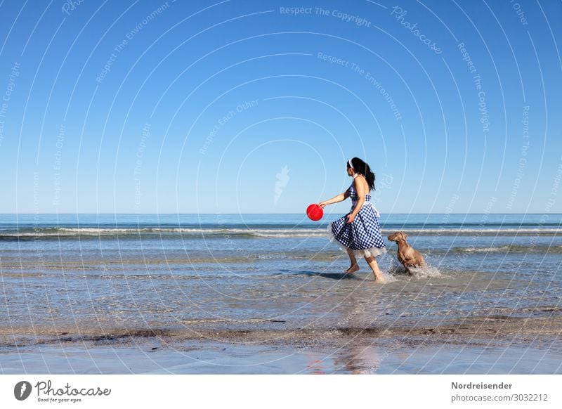 Spielen am Strand Lifestyle Leben Ferien & Urlaub & Reisen Sommerurlaub Meer Mensch feminin Frau Erwachsene Wasser Wolkenloser Himmel Schönes Wetter Wellen