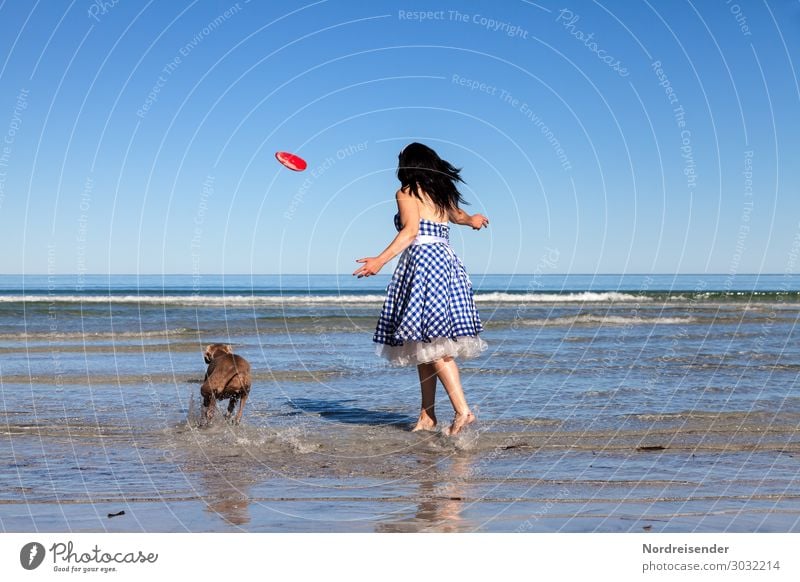 Dynamik Lifestyle Freude Ferien & Urlaub & Reisen Freiheit Sommerurlaub Strand Meer Mensch feminin Frau Erwachsene Wasser Wolkenloser Himmel Schönes Wetter