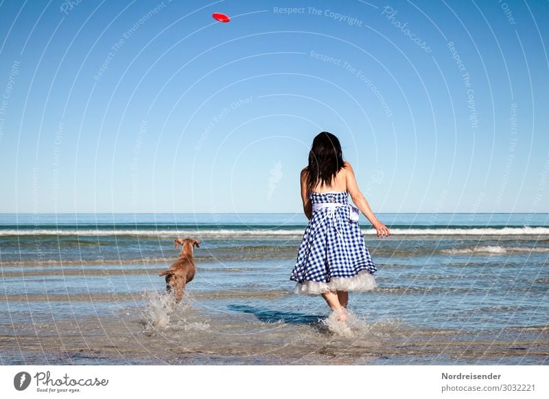 Strandspiele Ferien & Urlaub & Reisen Tourismus Sommerurlaub Meer Wellen Mensch feminin Junge Frau Jugendliche Erwachsene Wasser Wolkenloser Himmel Sonne