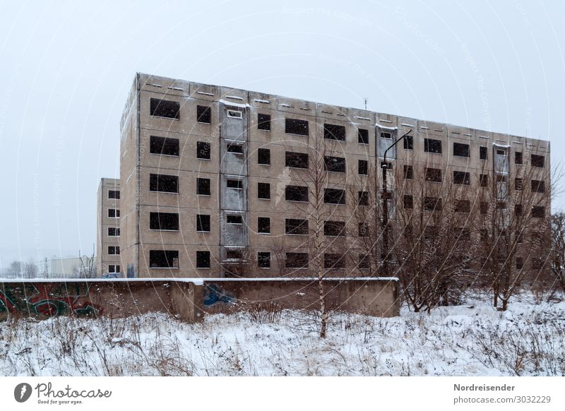 Plattenbau Arbeit & Erwerbstätigkeit Baustelle Arbeitslosigkeit Winter Schnee Stadt Menschenleer Haus Ruine Bauwerk Gebäude Architektur Fassade Beton