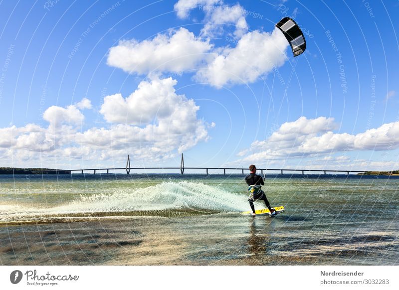 Kitesurfen Freizeit & Hobby Sommer Strand Meer Sport Wassersport Mensch maskulin Junger Mann Jugendliche Erwachsene Himmel Wolken Frühling Herbst Schönes Wetter