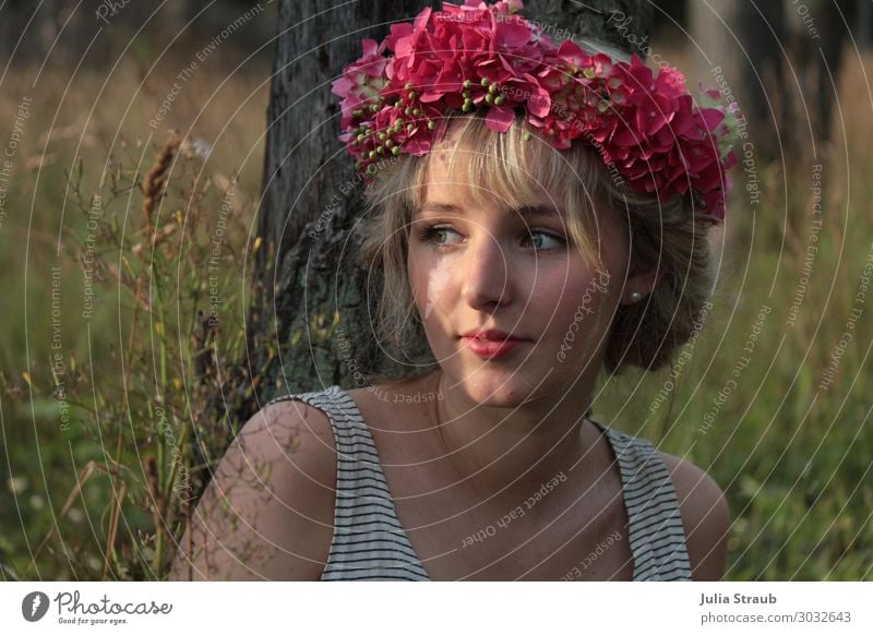 Frau Wald schön Blumenkranz feminin Erwachsene 1 Mensch 18-30 Jahre Jugendliche Natur Sonnenlicht Sommer Schönes Wetter Baum T-Shirt Perle blond langhaarig Zopf