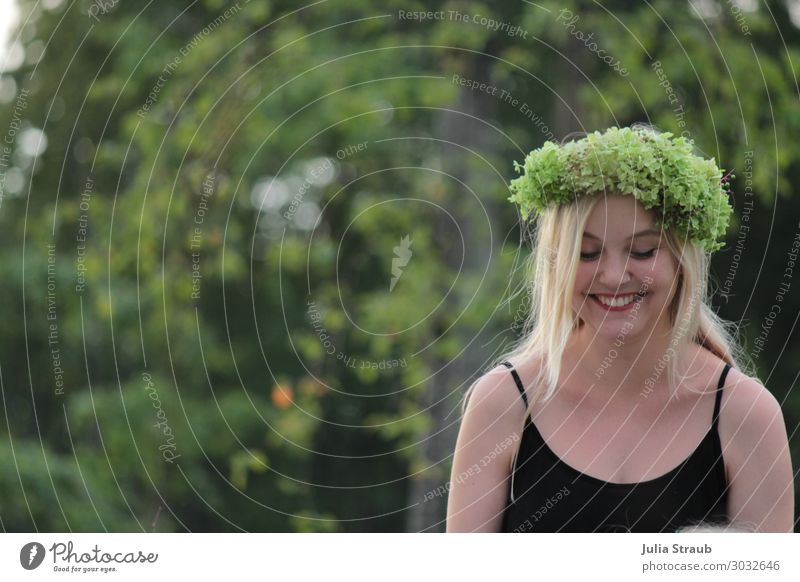 Lachen Frau Blumenkranz Wald feminin 1 Mensch 18-30 Jahre Jugendliche Erwachsene Sommer Schönes Wetter Pflanze Baum T-Shirt blond langhaarig glänzend Lächeln