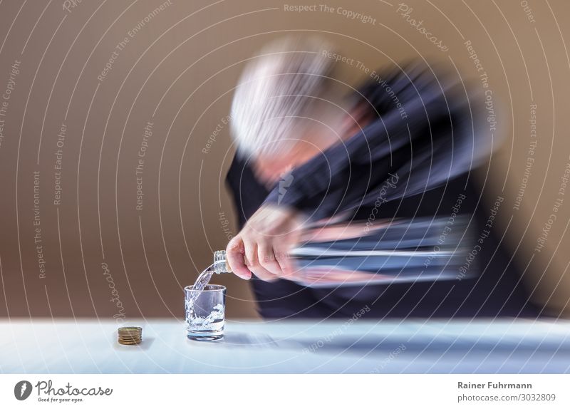 Ein Mann sitzt an einem Tisch und gießt Wodka in ein Glas. Mensch maskulin Erwachsene Männlicher Senior 1 "Flasche Schnapsglas Tischdecke" trinken Laster