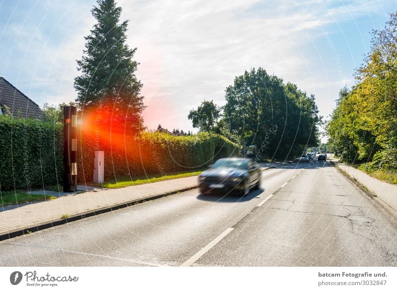 Geblitzt Radarkontrolle Geschwindigkeitsüberschreitung Blitzer Sommer Dorf Kleinstadt Stadt Verkehr Autofahren Straße Fahrzeug PKW bezahlen blau grau grün