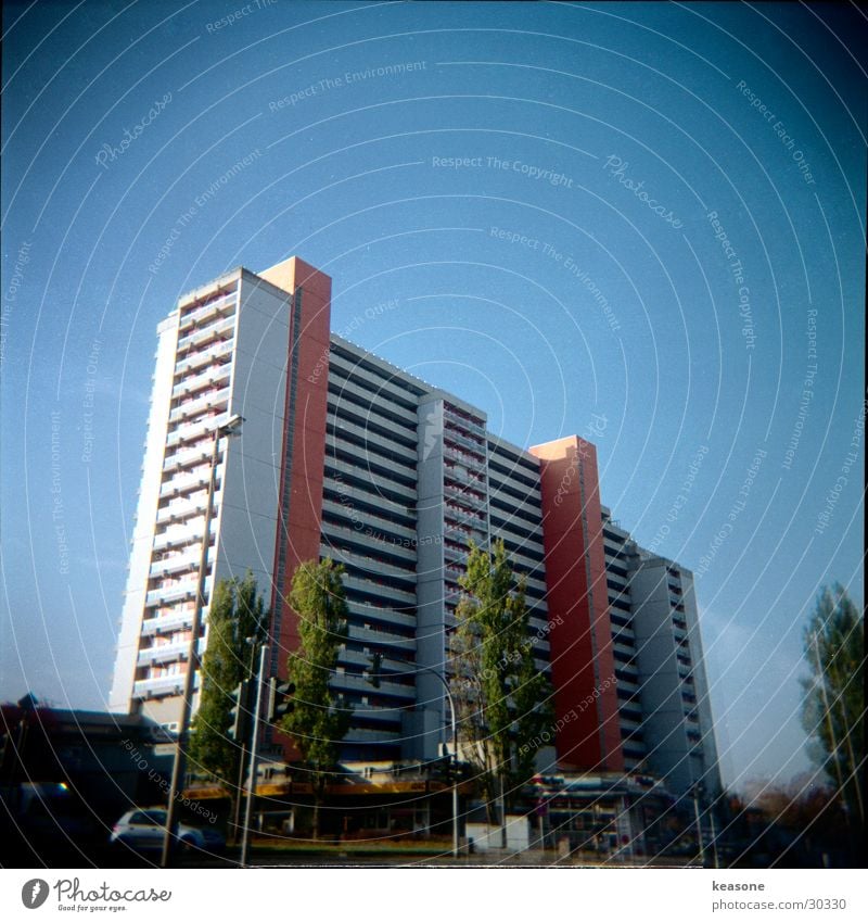 center Mittelformat Wolken Haus Fenster Ampel groß Hochhaus Holga Architektur Linse vignette Himmel http://www.keasone.de