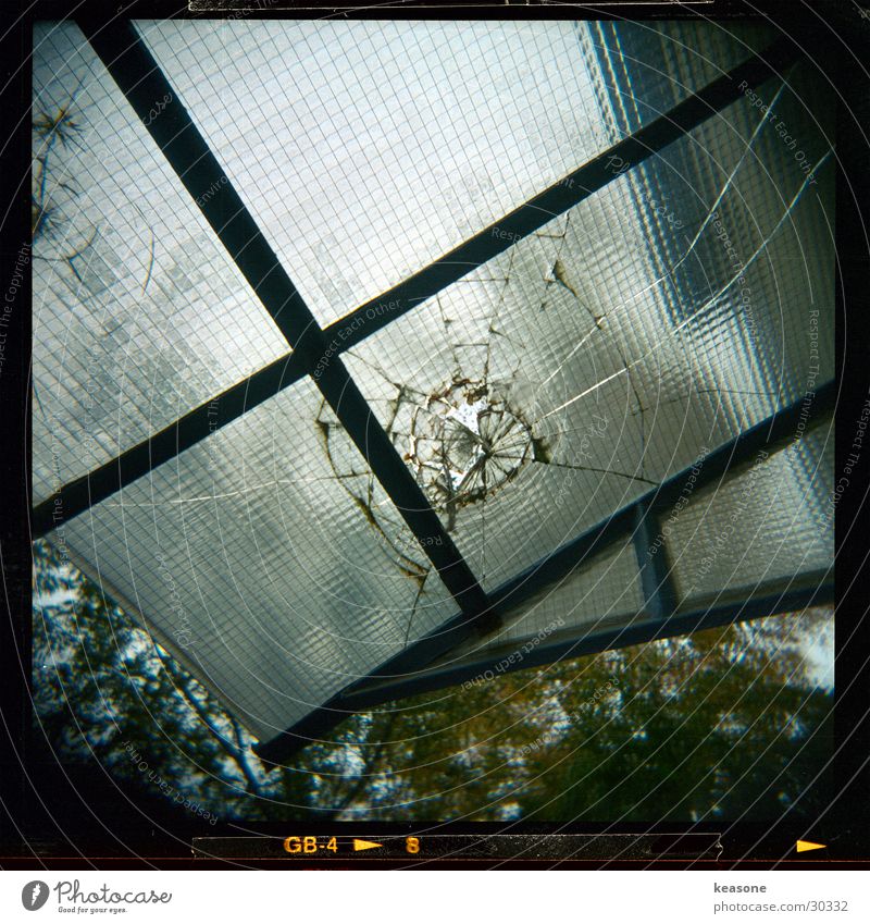 glasus2 kaputt gebrochen groß Draht Dach Fenster Holga Fototechnik Glas http://www.keasone.de