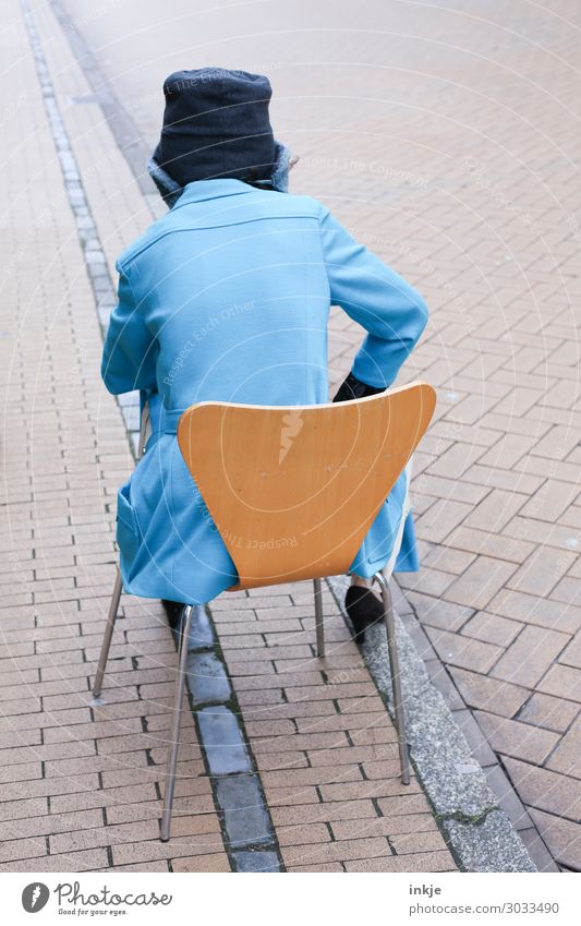 Manche können einfach alles tragen Stil feminin Frau Erwachsene Leben Körper Rücken 1 Mensch Straße Bürgersteig Mode Bekleidung Mantel Damenschuhe Hut Mütze