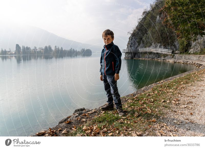 Allein am See Kind 1 Mensch 3-8 Jahre Kindheit Umwelt Natur Wolken Herbst Nebel Alpen Berge u. Gebirge Seeufer Erholung gehen stehen wandern warten