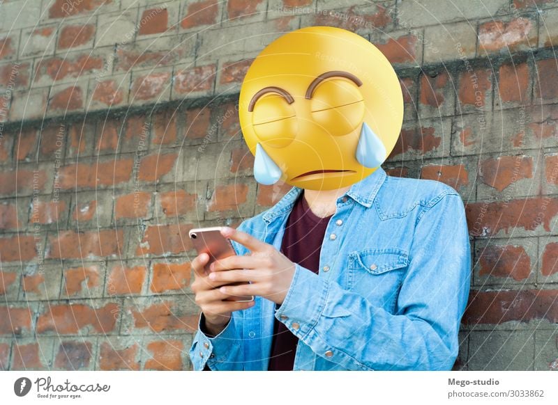 Emoji Kopf Mann Lifestyle Stil Glück Business sprechen Telefon PDA Technik & Technologie Internet Mensch Junge Erwachsene Lächeln sitzen stehen Telefongespräch