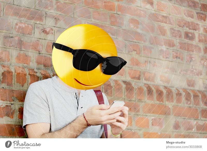 Emoji Kopf Mann Lifestyle Stil Glück Business sprechen Telefon PDA Technik & Technologie Internet Mensch Junge Erwachsene Lächeln sitzen stehen Telefongespräch