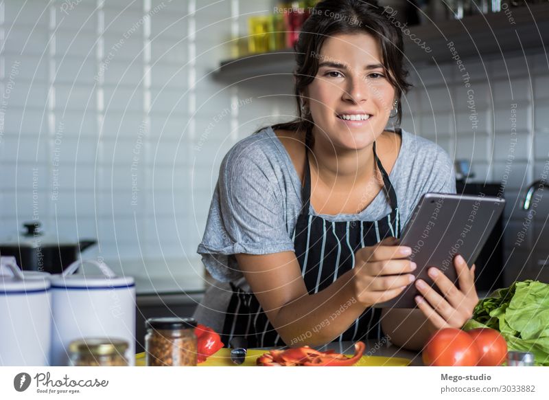 Frau kocht und folgt dem Rezept auf dem Tablet PC Gemüse Abendessen Vegetarische Ernährung Diät Pfanne Lifestyle Glück schön Freizeit & Hobby Haus Tisch Küche