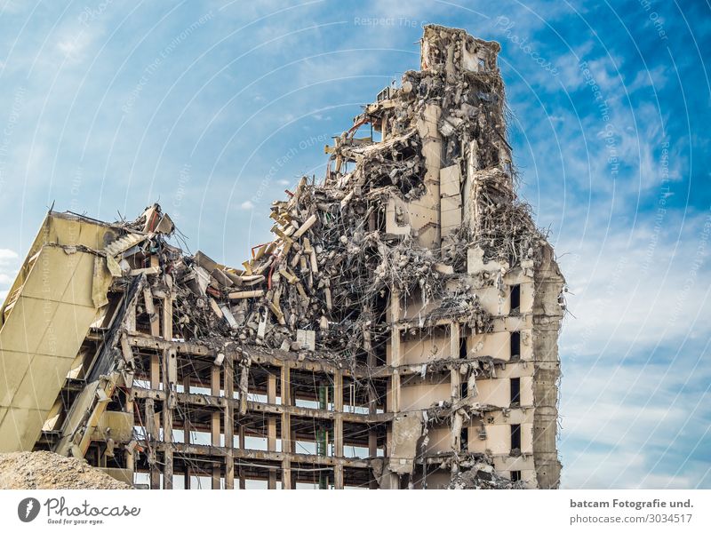 Hochhausruine Abriss City Nord Hamburg Arbeit & Erwerbstätigkeit Beruf Handwerker Baustelle Wirtschaft Bankgebäude Ruine Bauwerk Mauer Wand Fassade Fenster blau