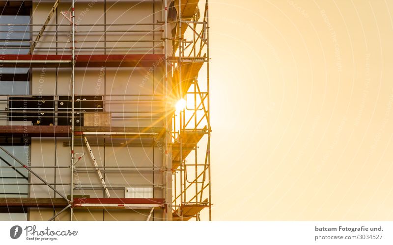 Baugerüst Hochbau Gewerbebau Wohnungsbau mit Sonnenstrahlen Häusliches Leben Haus Hausbau Renovieren Arbeit & Erwerbstätigkeit Handwerker Arbeitsplatz Baustelle