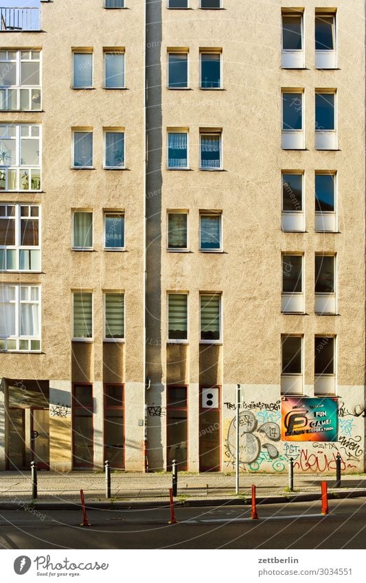 Neubau Berlin Fassade Haus Mehrfamilienhaus Stadthaus Schöneberg Sommer Wohngebiet Wohnhaus Wohnhochhaus Fenster Menschenleer Textfreiraum Beton anonym