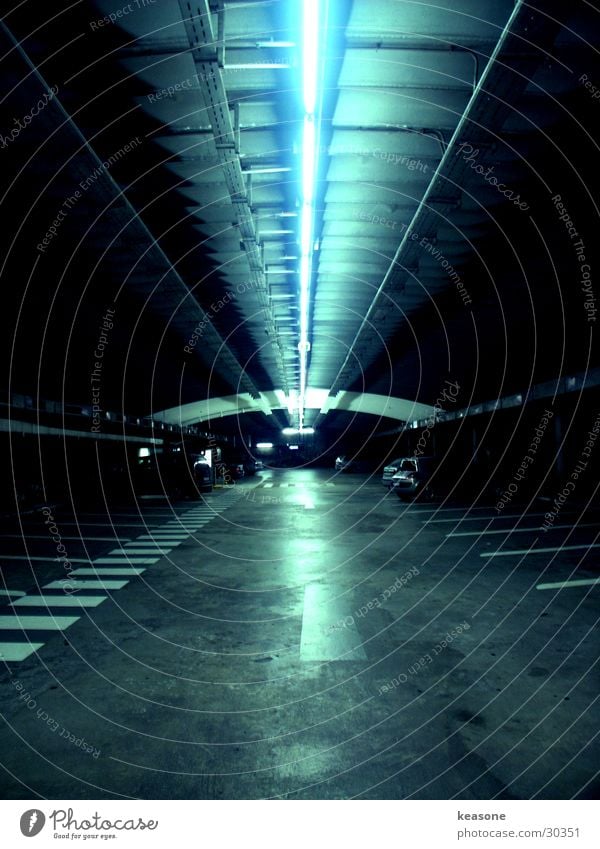 parkin lot Tunnel Parkhaus Licht Neonlicht Seitenstreifen Österreich Langzeitbelichtung PKW Straße Beleuchtung Salzburg http://www.keasone.de