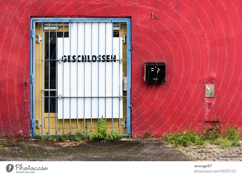 Schon länger GESCHLOSSEN Marktplatz Gebäude Markthalle Mauer Wand Tür Briefkasten Schilder & Markierungen Hinweisschild Warnschild alt dunkel hässlich Stadt