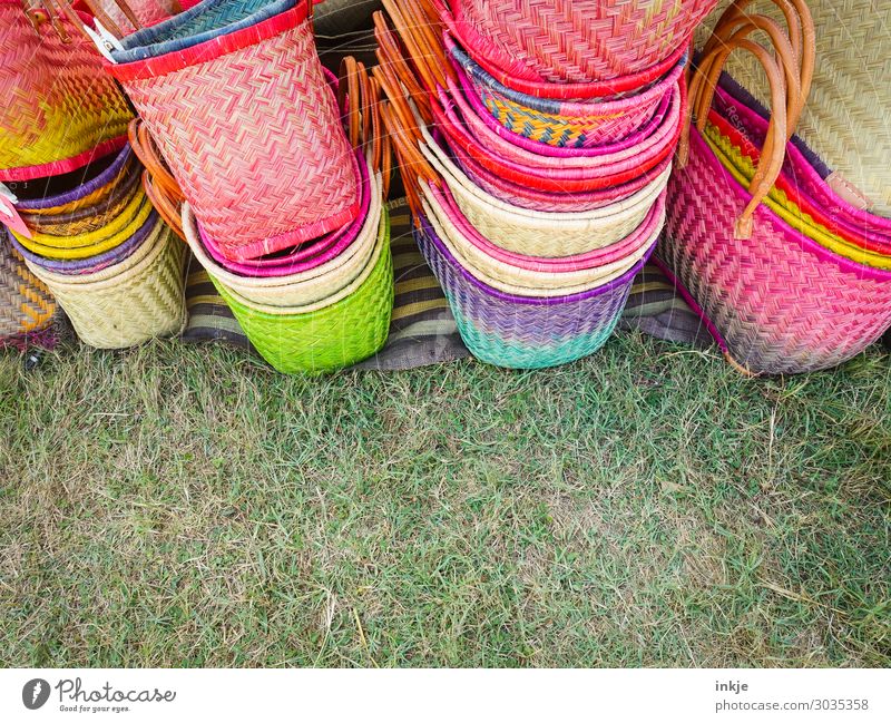 korsiche Körbe kaufen Frühling Gras Wiese Korb Bast Stroh viele grün rosa Handel Markttag Marktstand Stapel Zusammensein Angebot geflochten Handarbeit Farbfoto