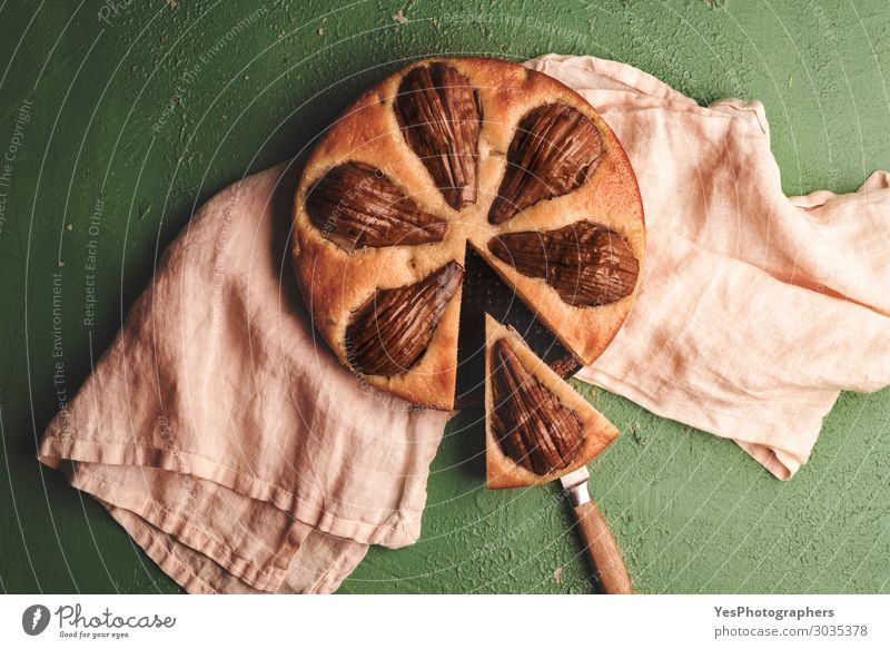 Birnenweicher Kuchen auf einem grünen Tisch. Herbstliches Dessert Lebensmittel Teigwaren Backwaren Süßwaren Frühstück Mittagessen Erntedankfest