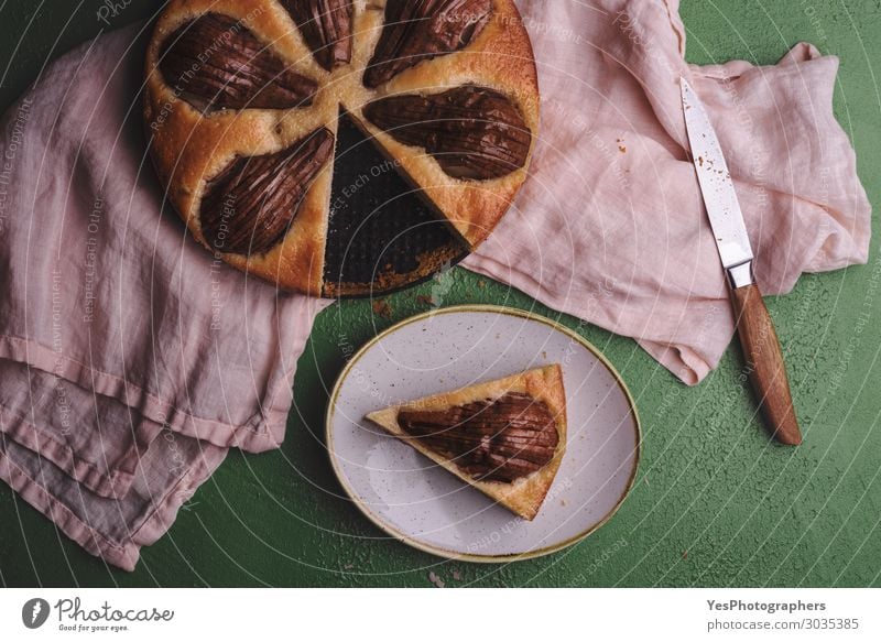 Geschnittener Birnenkuchen auf einem Küchentuch über der Aussicht Lebensmittel Teigwaren Backwaren Dessert Süßwaren Frühstück Mittagessen Teller Feste & Feiern