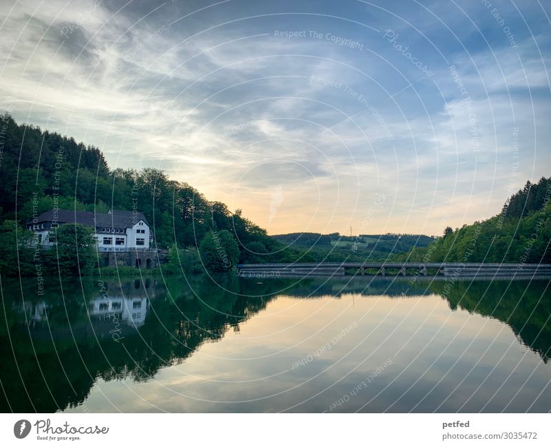 Talsperrenidyll III ruhig Wasserkraftwerk Himmel Sonnenaufgang Sonnenuntergang Sommer Baum Wald Stausee Menschenleer Haus Bauwerk Architektur Mauer Wand nass