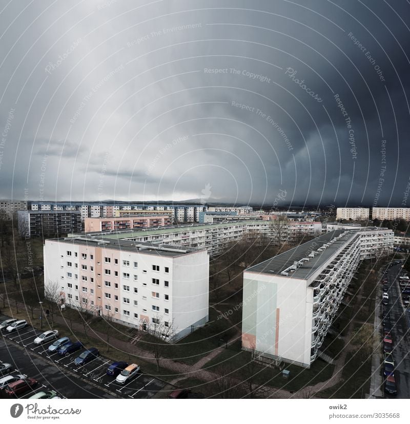 Wetterstation Gewitterwolken schlechtes Wetter Regen Bautzen Lausitz Deutschland Kleinstadt Stadtzentrum bevölkert Haus Hochhaus Gebäude Plattenbau Sozialismus