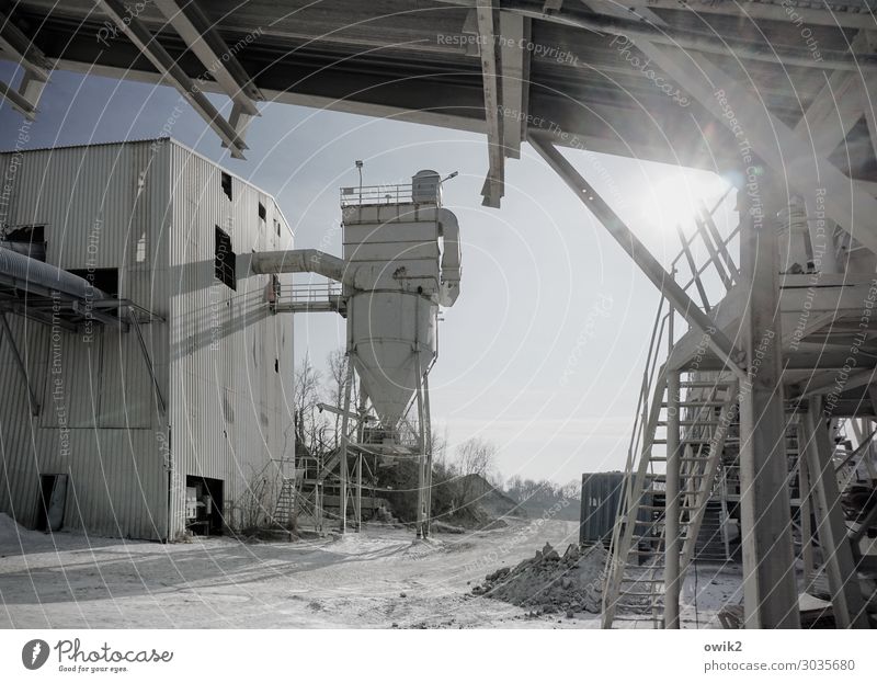 Werkstatt Arbeit & Erwerbstätigkeit Arbeitsplatz Fabrik Baustelle Feierabend Wolkenloser Himmel Sonne Silo Leiter Geländer Wellblech Gestänge Sand Metall