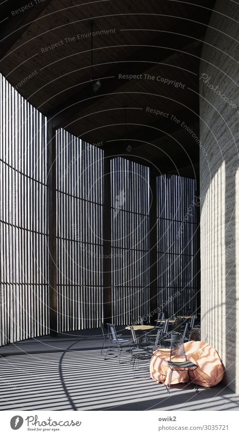 Rundgang Mauer Wand Stuhl Tisch Abdeckung Beton Holz Metall Lichteinfall Linie Ordnung streng Lamelle Sichtschutz verborgen Diskretion Verschwiegenheit Kurve