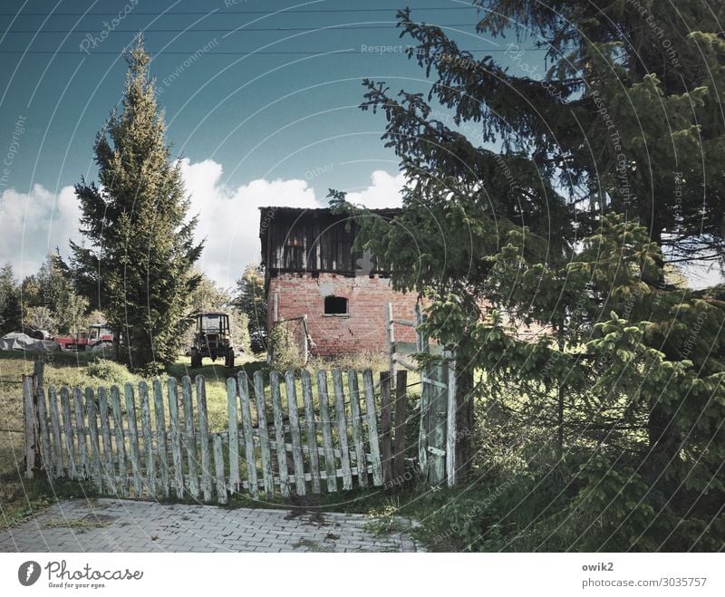 Veraltet Landschaft Himmel Wolken Schönes Wetter Baum Sträucher Dorf bevölkert Haus Gebäude Fenster Dach Traktor Zaun Bretterzaun Stein Holz Dorfidylle Polen