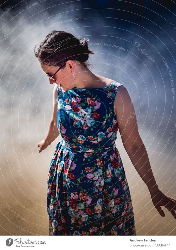 Blumennebel Stil Mensch Junge Frau Jugendliche Erwachsene 1 30-45 Jahre Nebel Kleid elegant Fröhlichkeit schön feminin Freude Lebensfreude Farbfoto