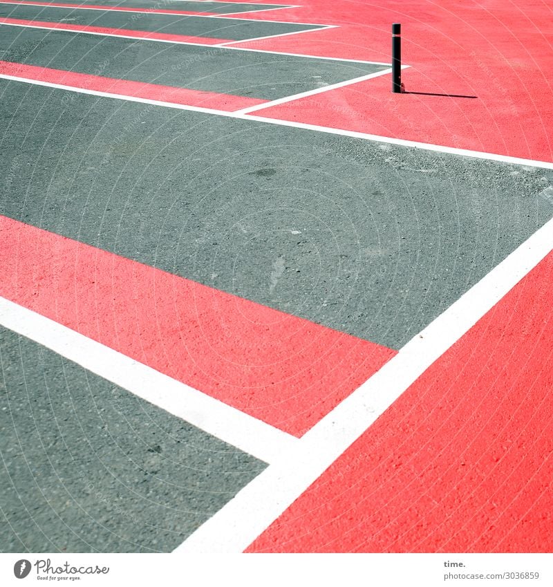 Platzwächter Verkehr Verkehrswege Busfahren Parkplatz Busbahnhof Asphalt Teer Farbe Stein Zeichen Schilder & Markierungen Linie Streifen eckig trocken Stadt